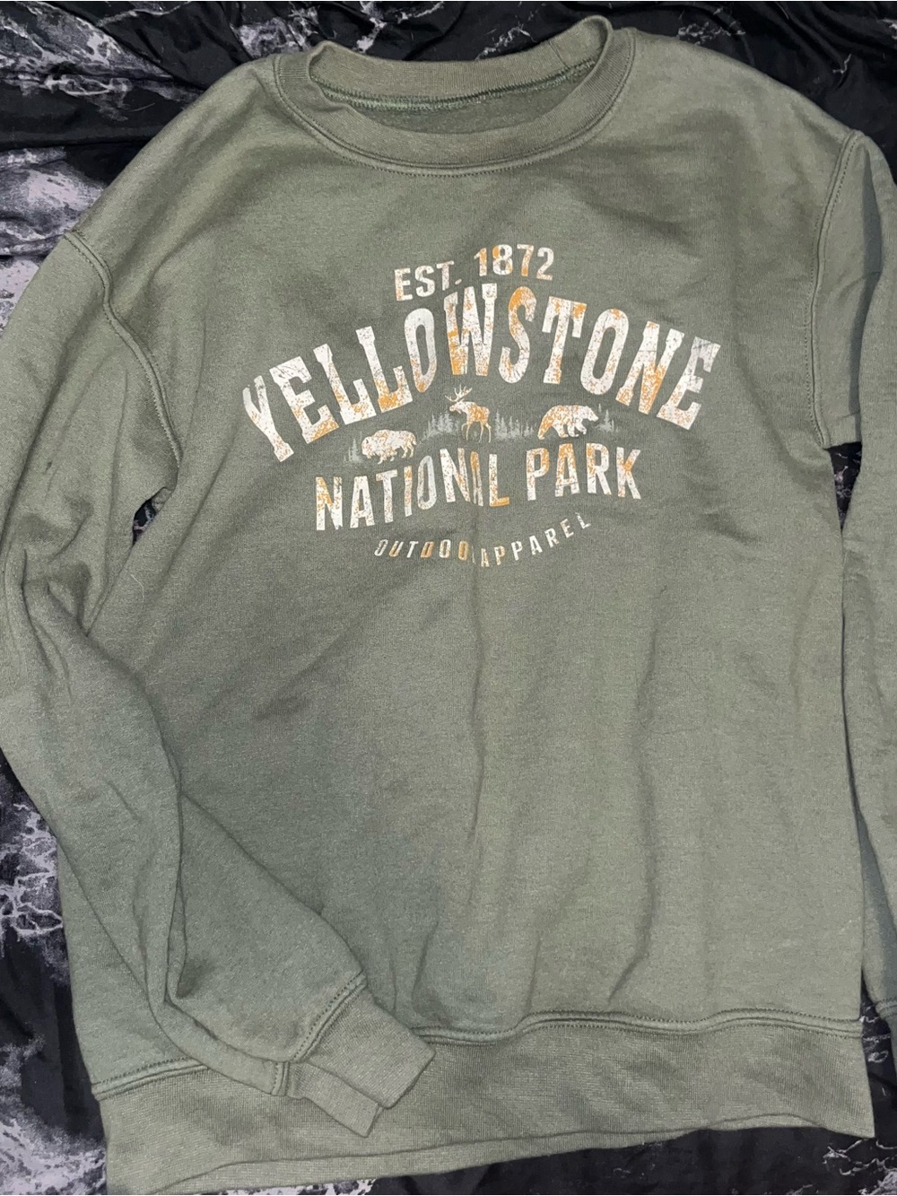 Yellowstone national park outdoor apparel Olive Green Crewneck Sweatshirt m-l